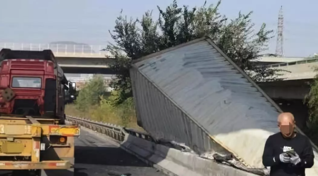 悲剧，超重集装箱未锁位转弯时撞上驾驶室，拖车司机被压身亡！