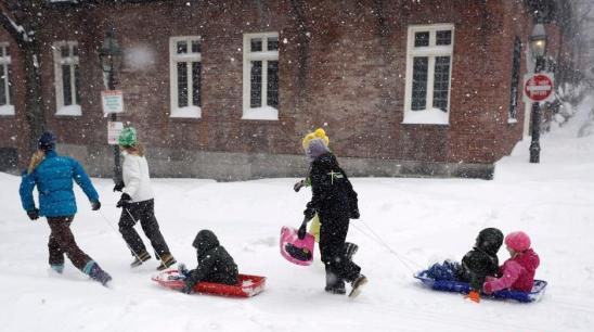 注意了丨美中西普降大雪 造成航班大面积被取消，快递将会受影响