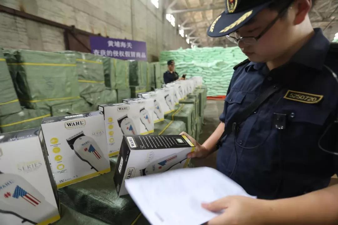 海关查获3600多个理发剪，假的！
